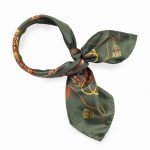 Zielona mała jedwabna apaszka gawroszka z eleganckim wzorem 65x65.