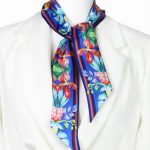 Szalik jedwabny twilly włoski w kolorze niebieskim z eleganckim wzorem kwiatowym,