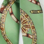 zielony szalik włoski jedwabny twilly 6x105 do stylizacji biznesowych i eleganckich.
