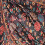 Czarny szal wełniany z kwiatowym wzorem merino 70x200 do eleganckiego płaszcza