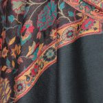 Czarny szal wełniany z kwiatowym wzorem merino 70x200 do eleganckiego płaszcza