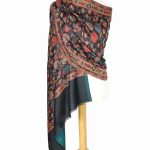 Czarny szal wełniany z kwiatowym wzorem merino 70x200 do eleganckiego płaszcza