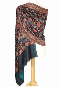 Czarny szal wełniany z kwiatowym wzorem merino 70x200 do eleganckiego płaszcza