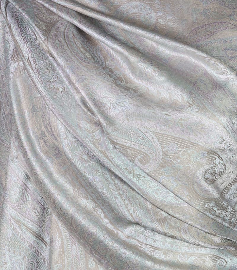 Stylowy beżowy szal jedwabny ze wzorem jamawar 70x200 do eleganckiego płaszcza lub sukienki