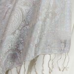 Stylowy beżowy szal jedwabny ze wzorem jamawar 70x200 do eleganckiego płaszcza lub sukienki