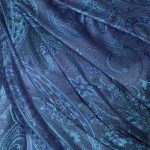 Granatowy szal jedwabny z eleganckim wzorem paisley 70x200 na ramiona