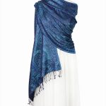 Granatowy szal jedwabny z eleganckim wzorem paisley 70x200 na ramiona