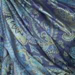 Szal jedwabny damski granatowy ze wschodnim wzornictwem paisley elegancki do sukienki lub płaszcza 70x200