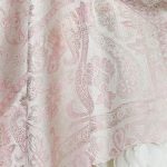 Jedwabny szal wieczorowy damski w kolorze kremowym z orientalnym wzorem 70x200 do sukienki