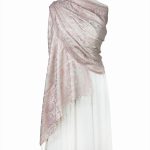 Jedwabny szal wieczorowy damski w kolorze kremowym z orientalnym wzorem 70x200 do sukienki