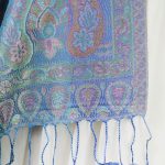Szal jedwabny niebieski ze wzorem paisley wieczorowy na ramiona 70x200