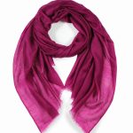 Elegancki szal kaszmirowy ultracienki różowy ciemny do stylizacji wieczorowych 70x200