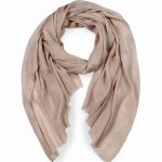 Elegancki szal wełniany damski beżowy z wzorem żakardowym 70x200 do płaszcza