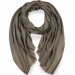 Stylowy szal z wełny merino beżowy ze wzorem żakardowym 70x200 do sukienki