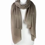 Stylowy szal z wełny merino beżowy ze wzorem żakardowym 70x200 do sukienki