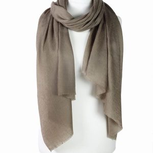 Stylowy szal z wełny merino beżowy ze wzorem żakardowym 70x200 do sukienki