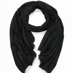 Stylowy szal z wełny merino czarny ze wzorem żakardowym 70x200 do sukienki