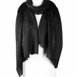 Stylowy szal z wełny merino czarny ze wzorem żakardowym 70x200 do sukienki