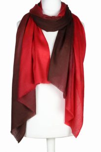 Delikatny szal wełniany w kolorze czerwonym cieniowany 70x200 merino elegancki do sukienki lub płaszcza