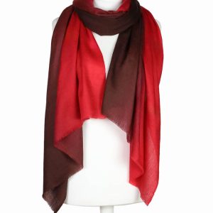 Delikatny szal wełniany w kolorze czerwonym cieniowany 70x200 merino elegancki do sukienki lub płaszcza