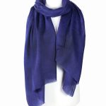Elegancki szal wełniany z merynosa damski granatowy ze wzorem paisley jednokolorowy 70x200 do płaszcza lub sukienki