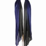 Granatowy szal wełniany merino cieniowany ombre 70x200 do sukienki lub płaszcza