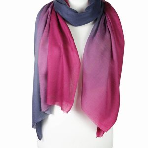 Stylowy szal wełniany w kolorze różowym cieniowany 70x200 delikatny do sukienki lub płaszcza
