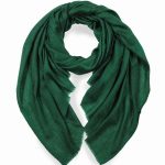 Delikatny szal wełniany z merino jednokolorowy zielony z eleganckim wzorem paisley 70x200