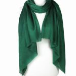 Delikatny szal wełniany z merino jednokolorowy zielony z eleganckim wzorem paisley 70x200