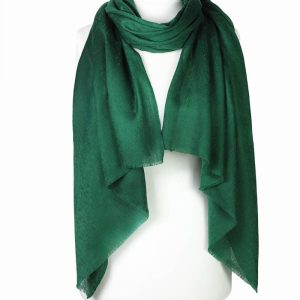 Delikatny szal wełniany z merino jednokolorowy zielony z eleganckim wzorem paisley 70x200