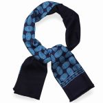 Jedwabny szalik męski włoski w kolorze niebieskim ze wzorem 30x160 do eleganckiego płaszcza