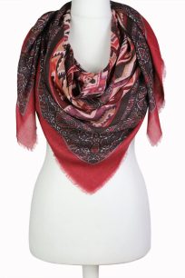alt="Elegancka chusta damska bordowa ze wzorem orientalnym 140x140"