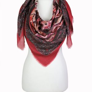 alt="Elegancka chusta damska bordowa ze wzorem orientalnym 140x140"