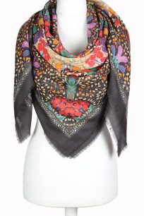 alt="Miękka chusta wełniana damska czarna ze wzorem florystycznym 140x140"