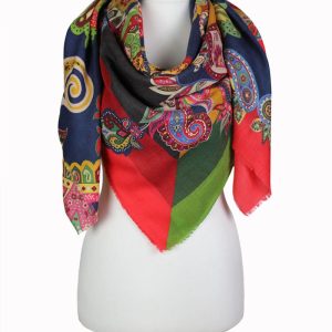 alt="Stylowa chusta wełniana damska granatowa ze wzorem orientalnym 140x140"