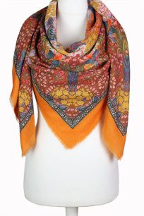 alt="Elegancka chusta wełniana damska miedziana ze wzorem florystycznym 140x140 ciepła"