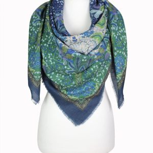 alt="Elegancka chusta wełniana damska zielona ze wzorem florystycznym 140x140 ciepła"