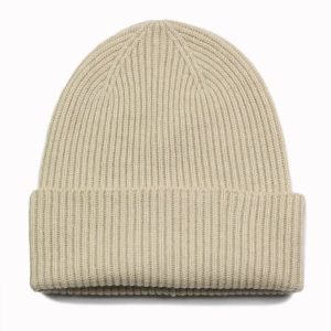 alt="Beżowa czapka z kaszmiru unisex prązki puszysta, ciepła"