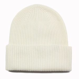 alt="Biała czapka z kaszmiru unisex prązki puszysta, ciepła"