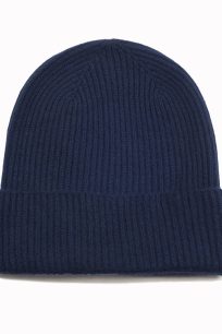 alt="granatowa czapka z kaszmiru unisex prązki luźna, ciepła"