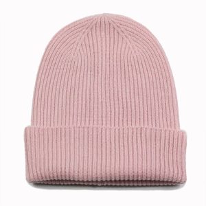 alt="Różowa czapka z kaszmiru unisex prązki puszysta, ciepła"