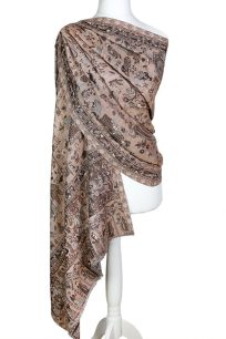 alt="Beżowy szal wełniany damski 70x200 cm z eleganckim wzorem, idealny do jesienno-zimowych stylizacji"