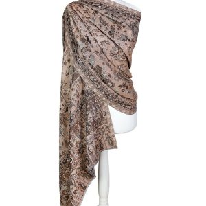 alt="Beżowy szal wełniany damski 70x200 cm z eleganckim wzorem, idealny do jesienno-zimowych stylizacji"