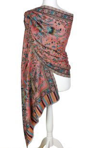 "Łososiowy szal wełniany damski 70x200 cm z eleganckim wzorem, idealny do jesienno-zimowych stylizacji"