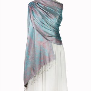 alt="Stylowy szal damski błękitny z jedwabiu naturalnego 70x200 na ramiona wzór paisley"