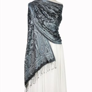 alt="Stylowy szal damski czarny wieczorowy z jedwabiu naturalnego 70x200 na ramiona wzór paisley"