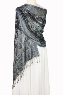 alt="Stylowy szal damski czarny z jedwabiu naturalnego 70x200 na ramiona wzór paisley"