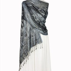 alt="Stylowy szal damski czarny z jedwabiu naturalnego 70x200 na ramiona wzór paisley"