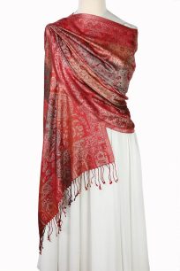 alt="Stylowy szal jedwabny czerwony z jedwabiu naturalnego 70x200 na ramiona wzór paisley"