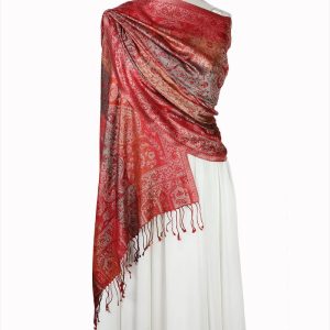 alt="Stylowy szal jedwabny czerwony z jedwabiu naturalnego 70x200 na ramiona wzór paisley"